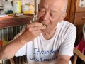 网红二饼和大爷吃瓜视频,网红互动引网友热议