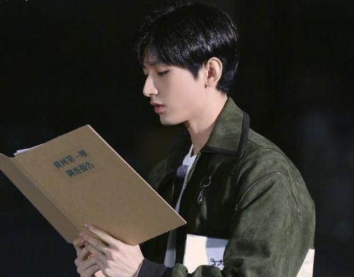 吃瓜娱乐成毅,吃瓜娱乐背后的实力派演员